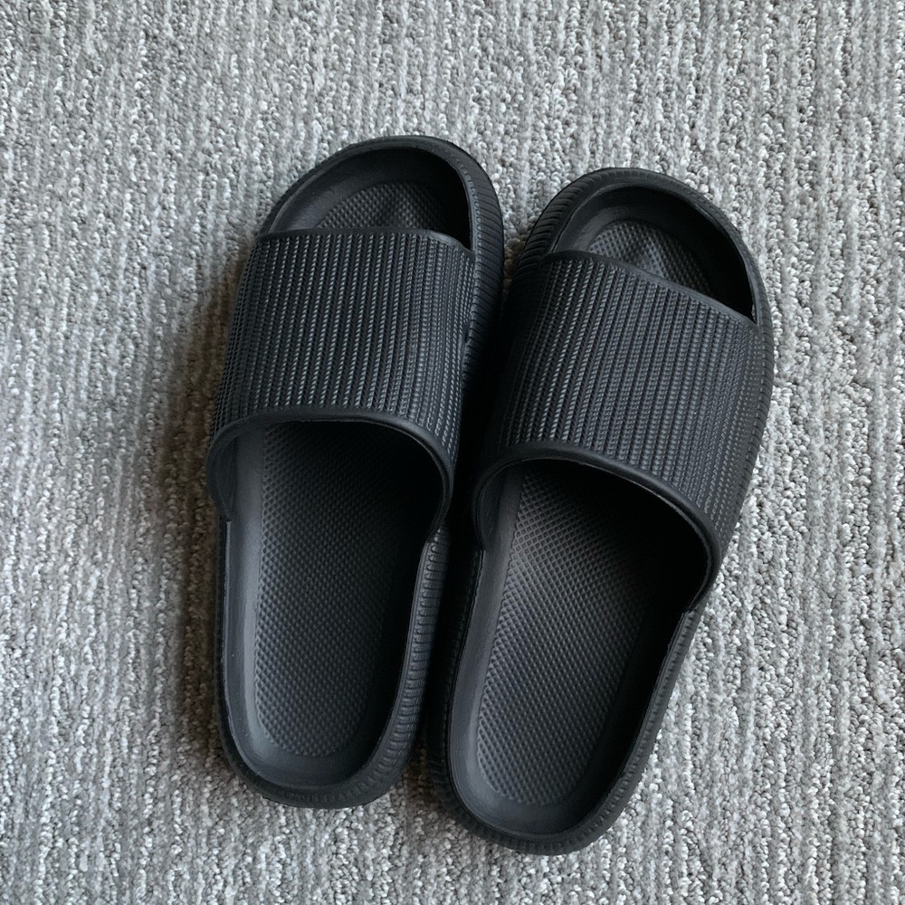 Rosyclo Cloud Slippers for Women and Men, #1 Best Seller on Amazon.